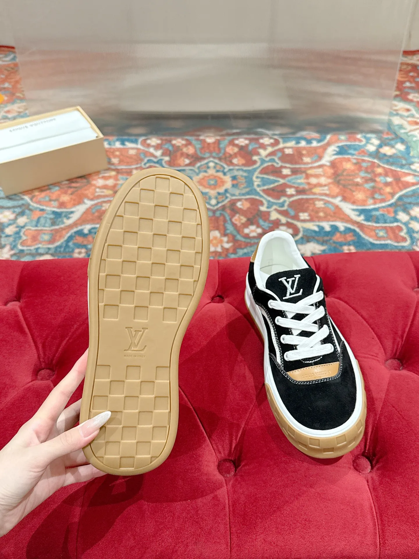 👟👟Ex-factory price 640👟👟 LV men's new tilt sneakers, classic catwalk style, air-glue technology, very comfortable on the feet. Luxurious materials, fine workmanship, European made English letters printed on the midsole, the upper is made of calfskin, the side is decorated with the brand LOGO and signature, the latest latex foot pads ➕ mesh lining, the foot feels super comfortable. Two-color TPU combination outsole. Packing process Goodyear stitched seam fabric: first-layer cowhide, lining: customized silky mesh lining-first-layer silk cowhide lining Bottom thickness: 0.5cm ☑️size: men's 39-44 (45 customized, non-returnable)